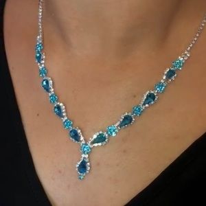 Dainty aqua Y neck set
